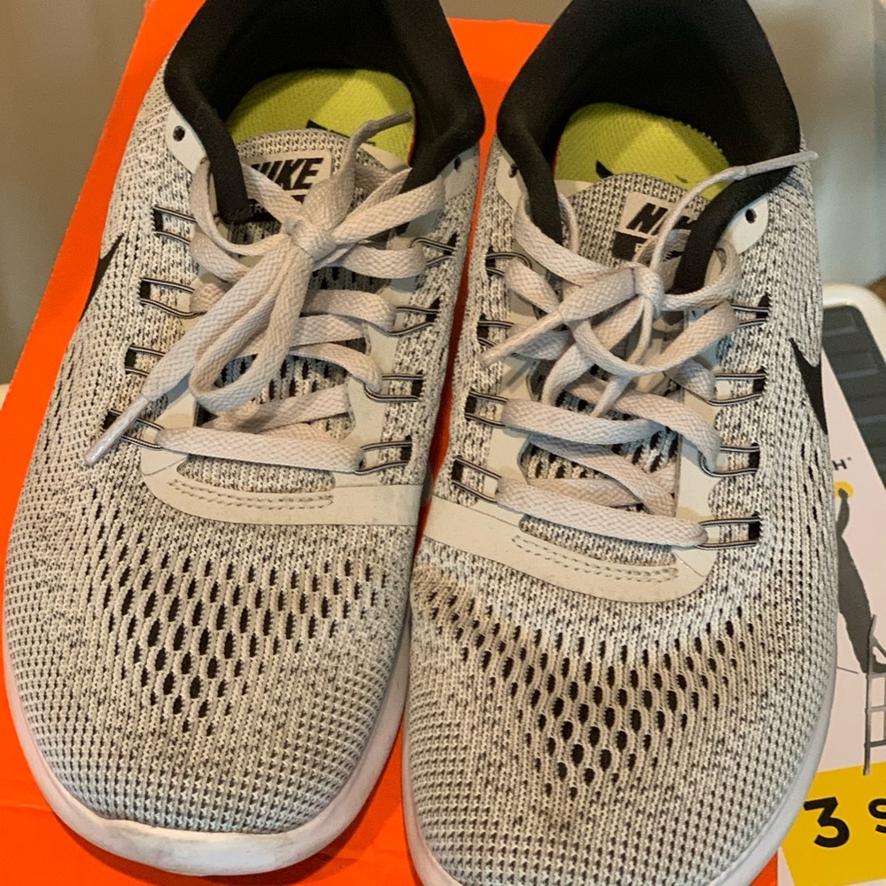 Nike Free Runs - Picture 2 of 5